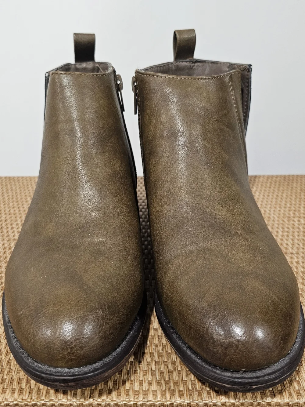 Olive Green Chelsea Ankle Boots Sz.7 Minimalist Low Heel  Casual Boho Festival - Picture 7 of 13